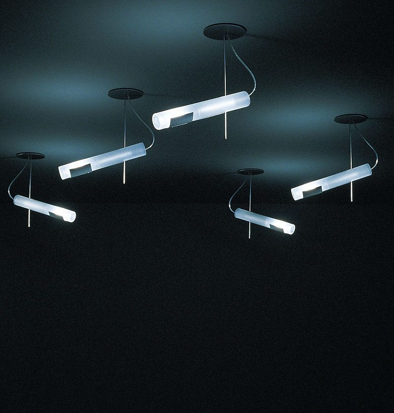 Zuuk Deckenleuchte von Ingo Maurer, bestehend aus mehreren zylindrischen Lampen mit minimalistischem Design und indirektem Licht.