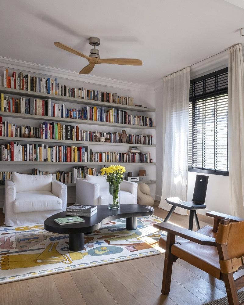 Nanimarquina Troupe Collection Teppich 200x300 cm in modernem Wohnzimmer mit Bücherwand und Designermöbeln.