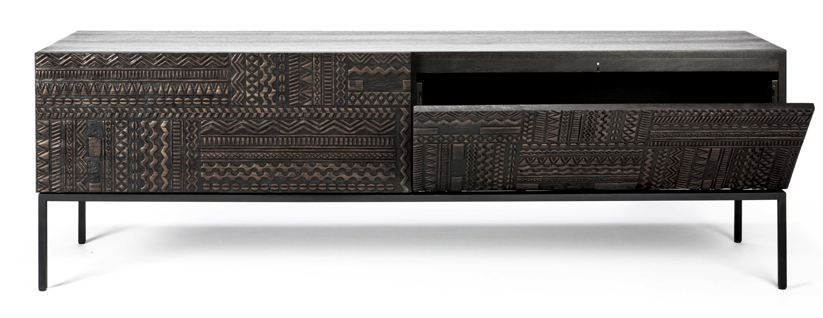 Ethnicraft Tabwa TV Möbel aus Teakholz in Schwarz mit geöffneter Tür und filigranen Schnitzereien.