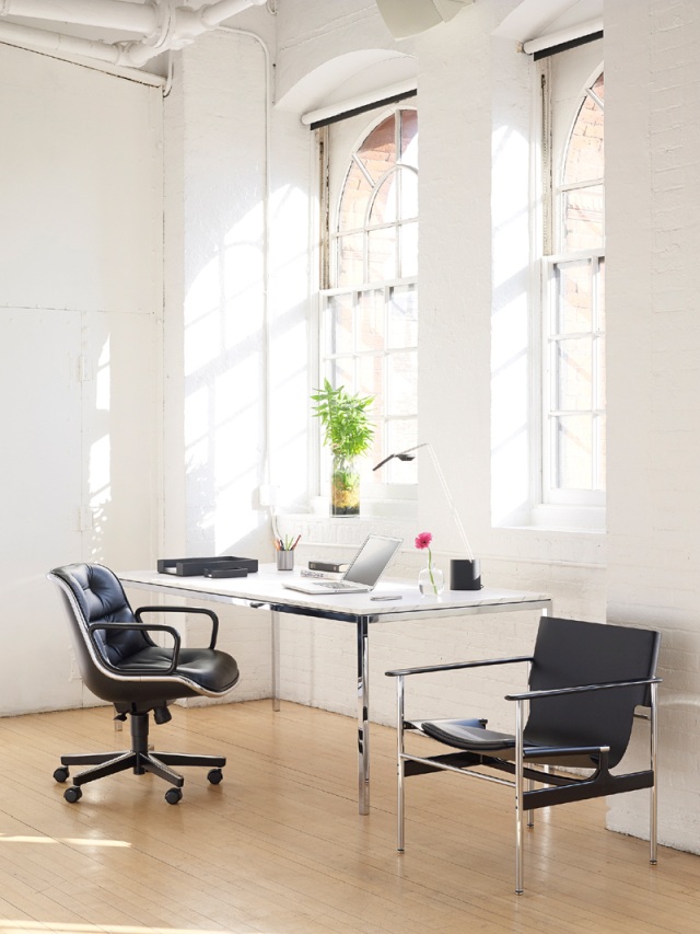 Büro mit Pollock Sessel und schwarzem Ledersessel von Knoll International vor weißen Wänden.
