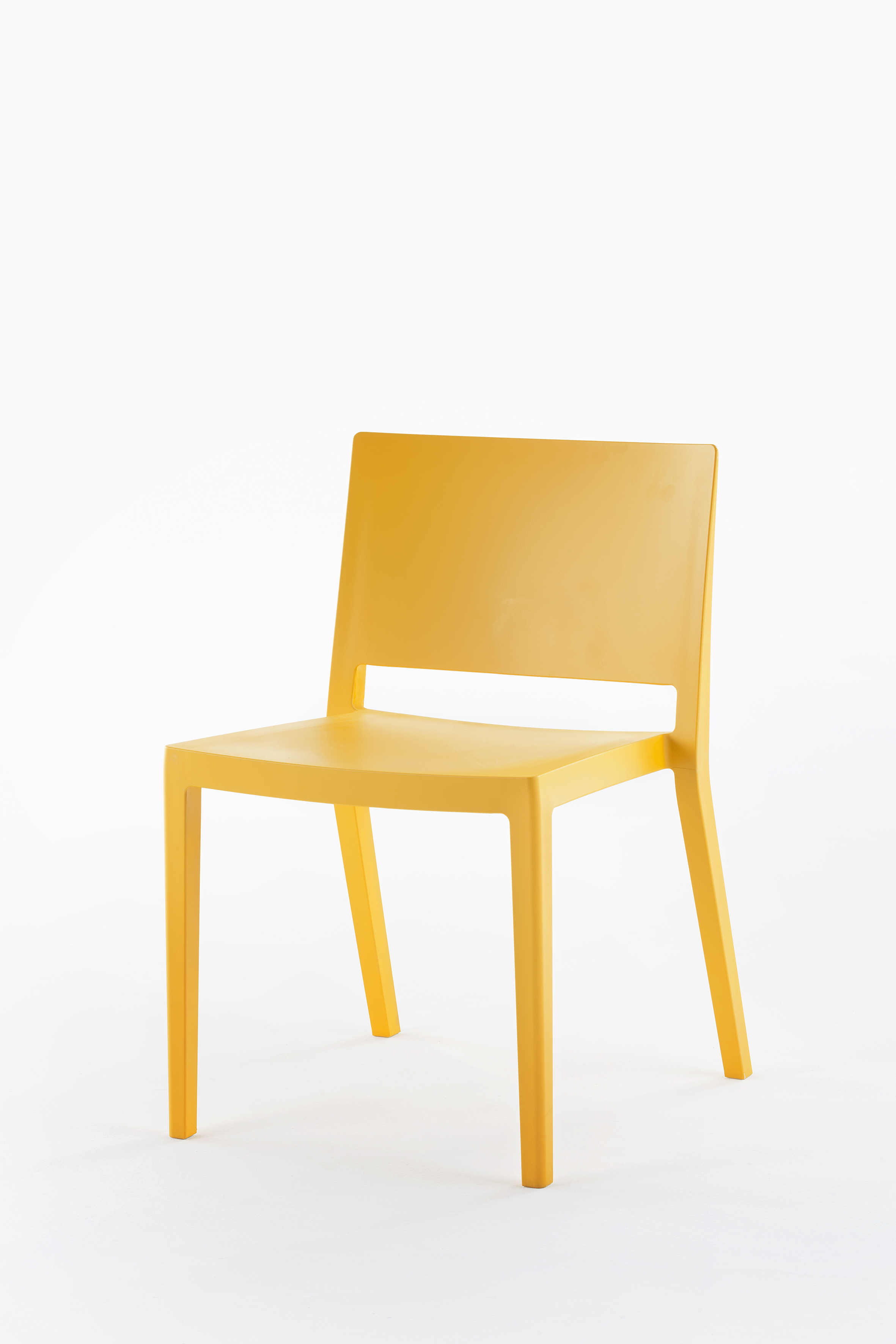 Gelber Lizz Stuhl von Kartell, moderner Designstuhl für Esszimmer und Wohnbereich.