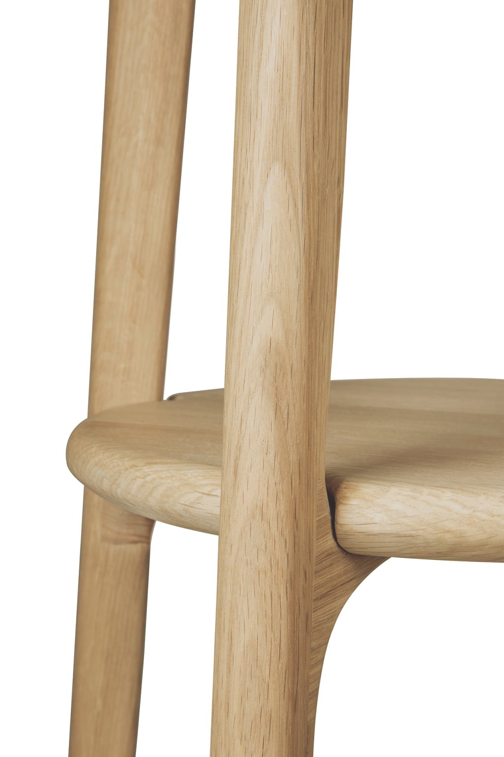 Detailaufnahme des PI Garderobenständers von Ethnicraft aus hellem Eichenholz, modernes Design für Flur und Diele.