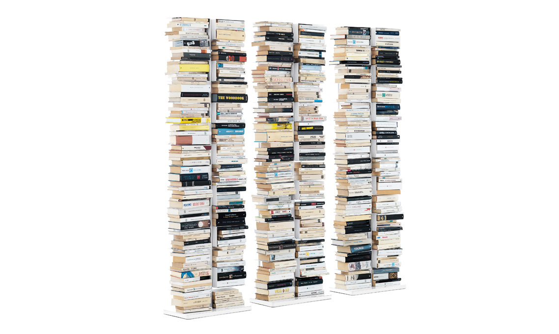 Drei weiße Ptolomeo Bücherregale, gefüllt mit Büchern, bilden eine moderne Bücher/CD-Säule.