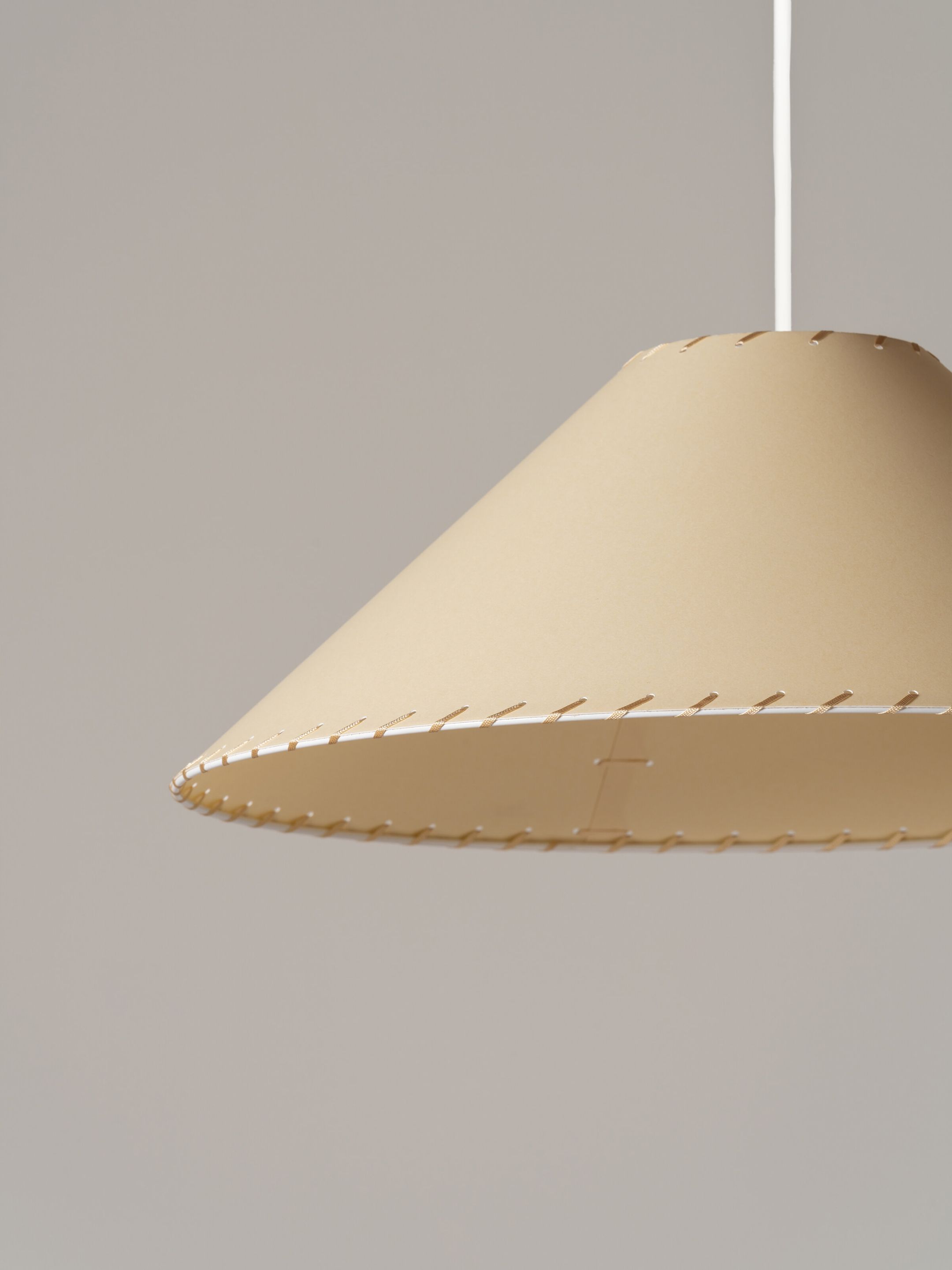 Beige Sísísí Pendelleuchte von Santa & Cole: Konischer Lampenschirm mit dekorativer Naht, modernes Design.