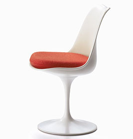 Miniatur Vitra Tulip Chair, weißer Tulpen Stuhl mit rotem Sitzkissen, Designklassiker Möbel.