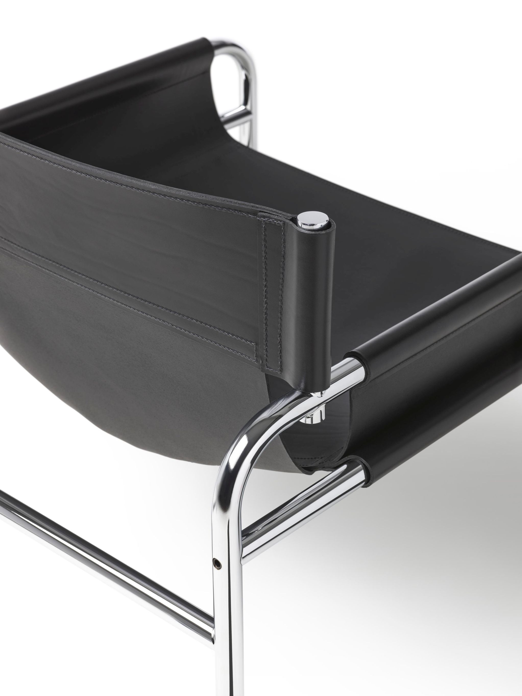 Detailaufnahme des SZ 14 Sessels von Spectrum mit schwarzem Leder und Chromgestell.