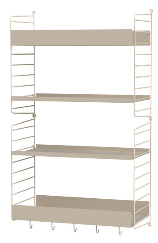 Beiges String Regal mit drei Regalböden und Hakenleiste für die Wandmontage.