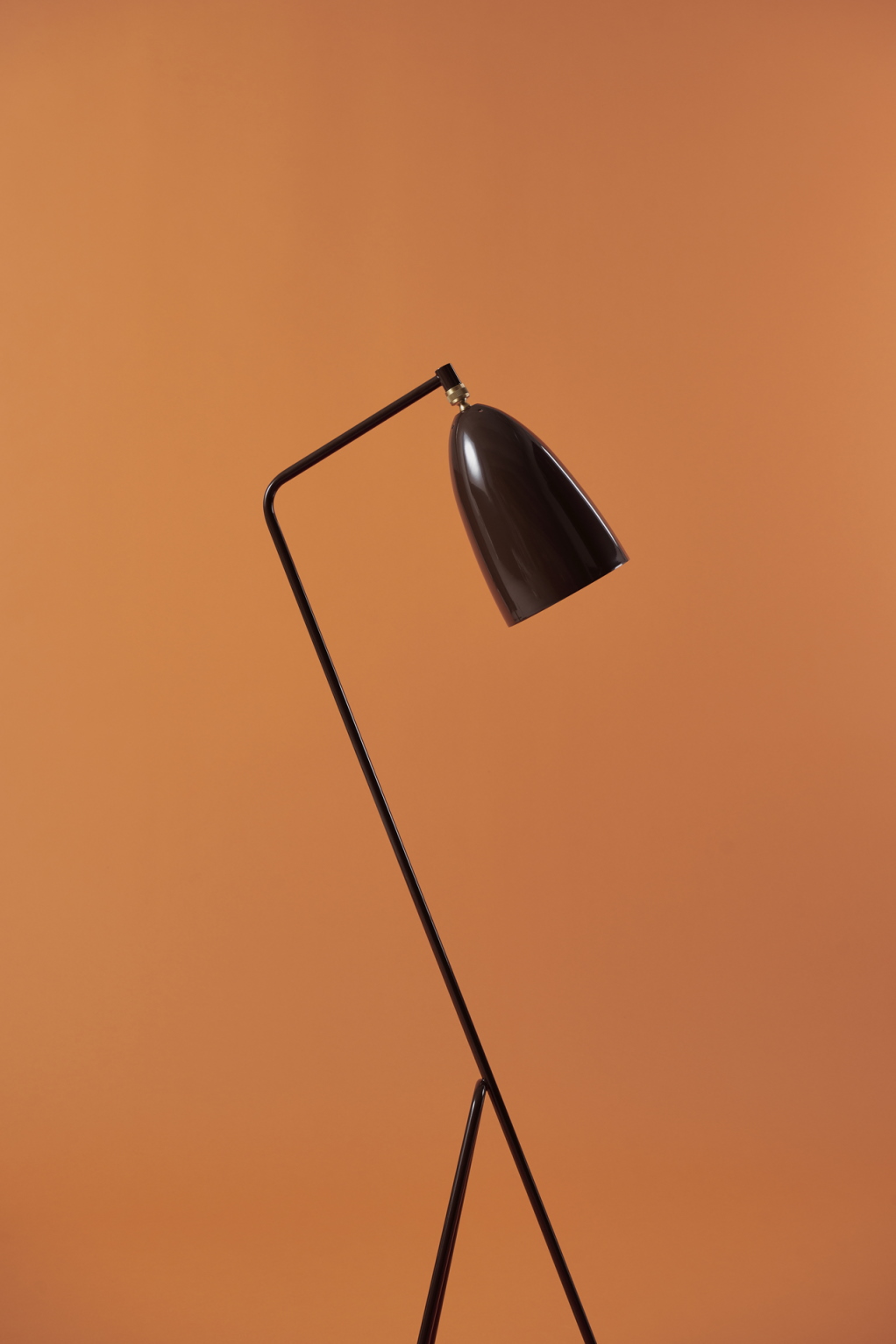 Gräshoppa Stehleuchte in Walnussbraun glänzend von Gubi, modernes Design für Wohnzimmer und Büro.