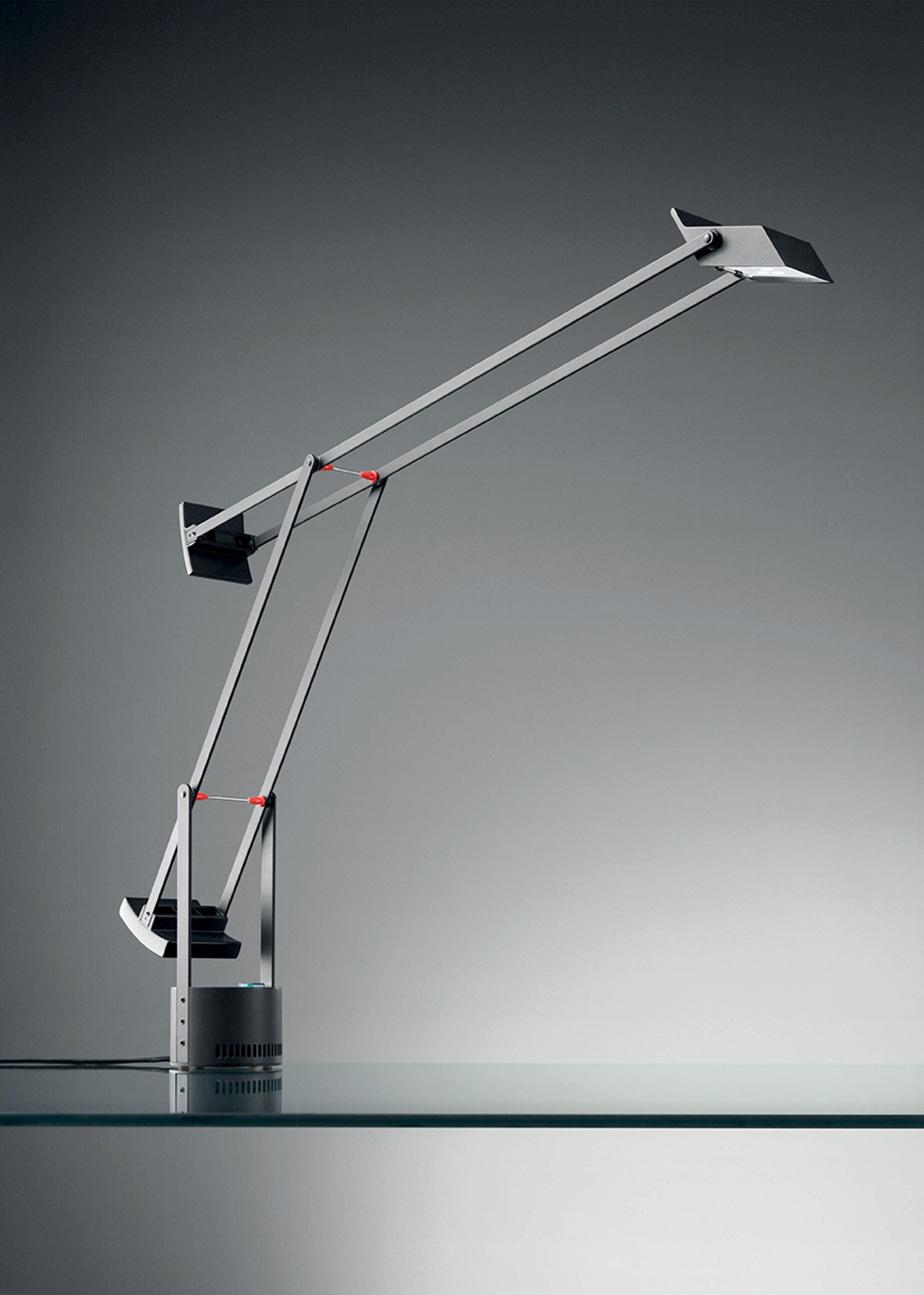 Schwarze Tizio Tischleuchte von Artemide, flexible Arbeitsleuchte mit verstellbarem Arm und modernem Design.