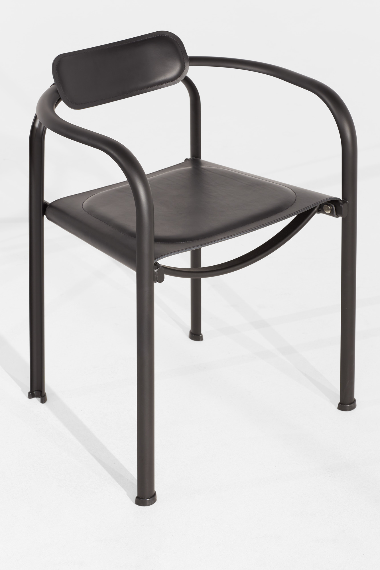 Schwarzer Split Chair SP Stuhl von Tecta mit Lederbezug und Stahlrohrgestell, modernes Möbeldesign.