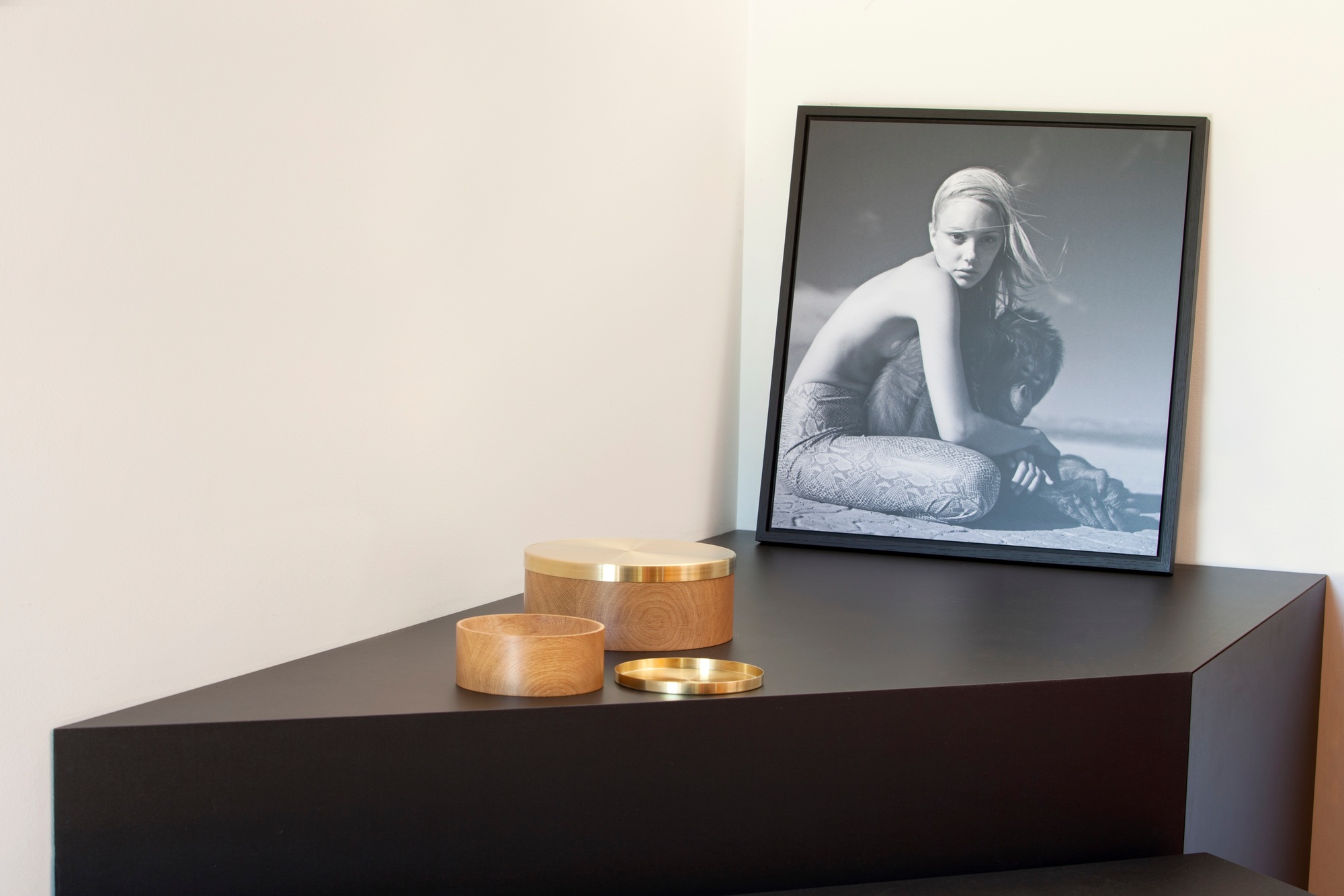 Favius Schale 2er Set aus Holz und Messing auf schwarzem Regal, dekorative Aufbewahrung.