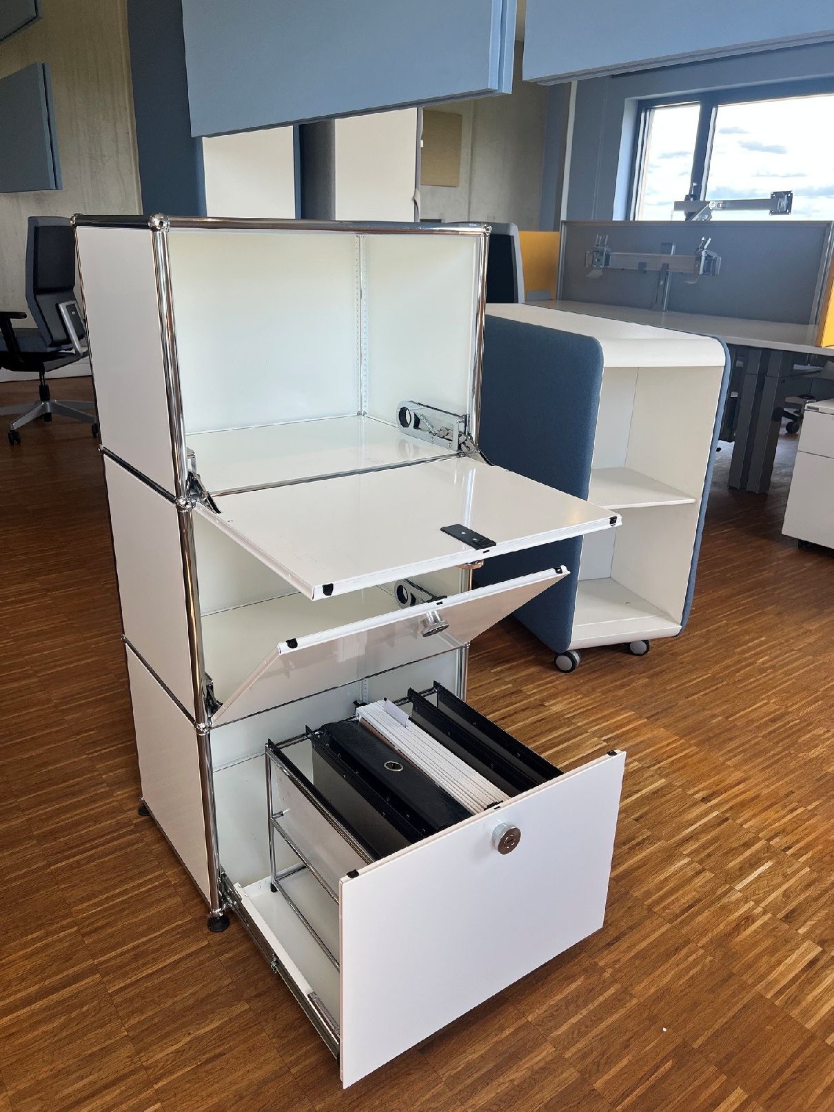 USM Haller Highboard 2 KLAPPTÜRE OBEN / MITTIG UND 1 AUSZIEHTÜRE MIT HÄNGEREGISTRATUR UNTEN Reinweiß AUSSTELLUNGSSTÜCK / GEBRAUCHTMÖBEL 