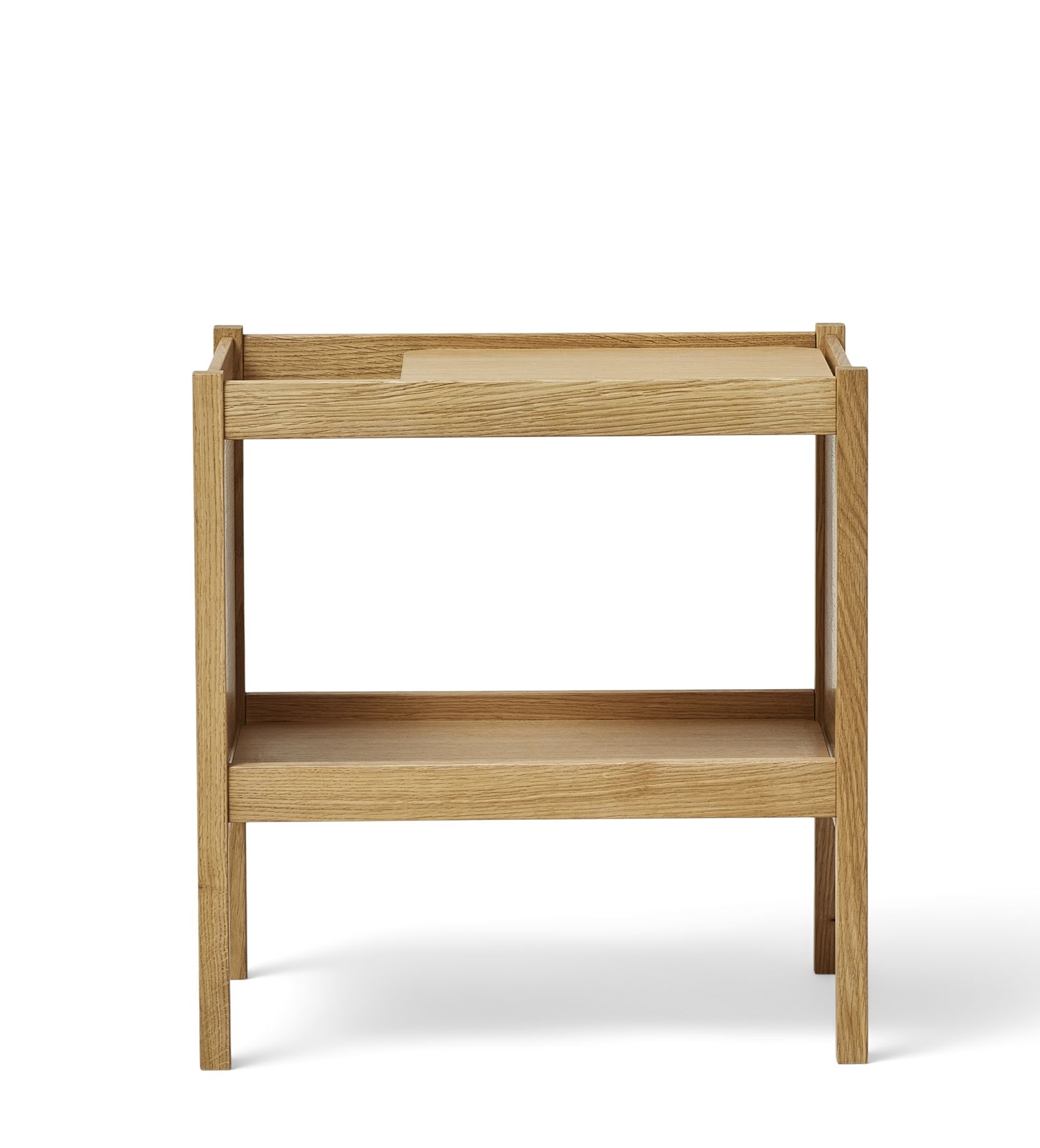 Journal Beistelltisch von Form & Refine aus hellem Eichenholz mit zwei Ablageflächen.