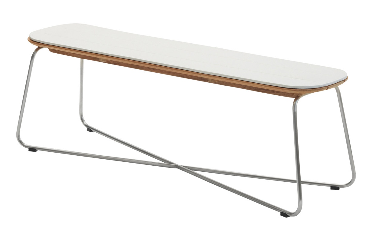 Lilium Bank von Skagerak: Outdoor Sitzbank mit weißem Sitzkissen und Metallgestell.