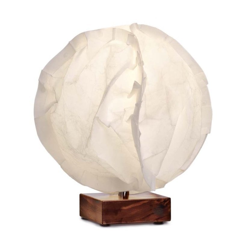 Babycloud Tischleuchte Belux: Runde, weiße Designlampe mit Holzfuß für stimmungsvolle Beleuchtung.