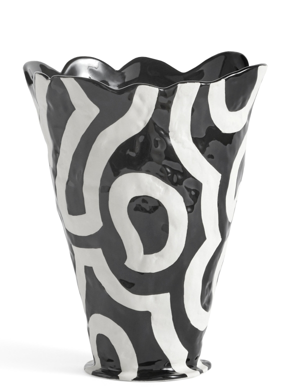 Jessica Hans Shadow Vase von Hay: Keramikvase in Schwarz-Weiß mit abstraktem, grafischem Muster. Dekorative Blumenvase für Wohnaccessoires.