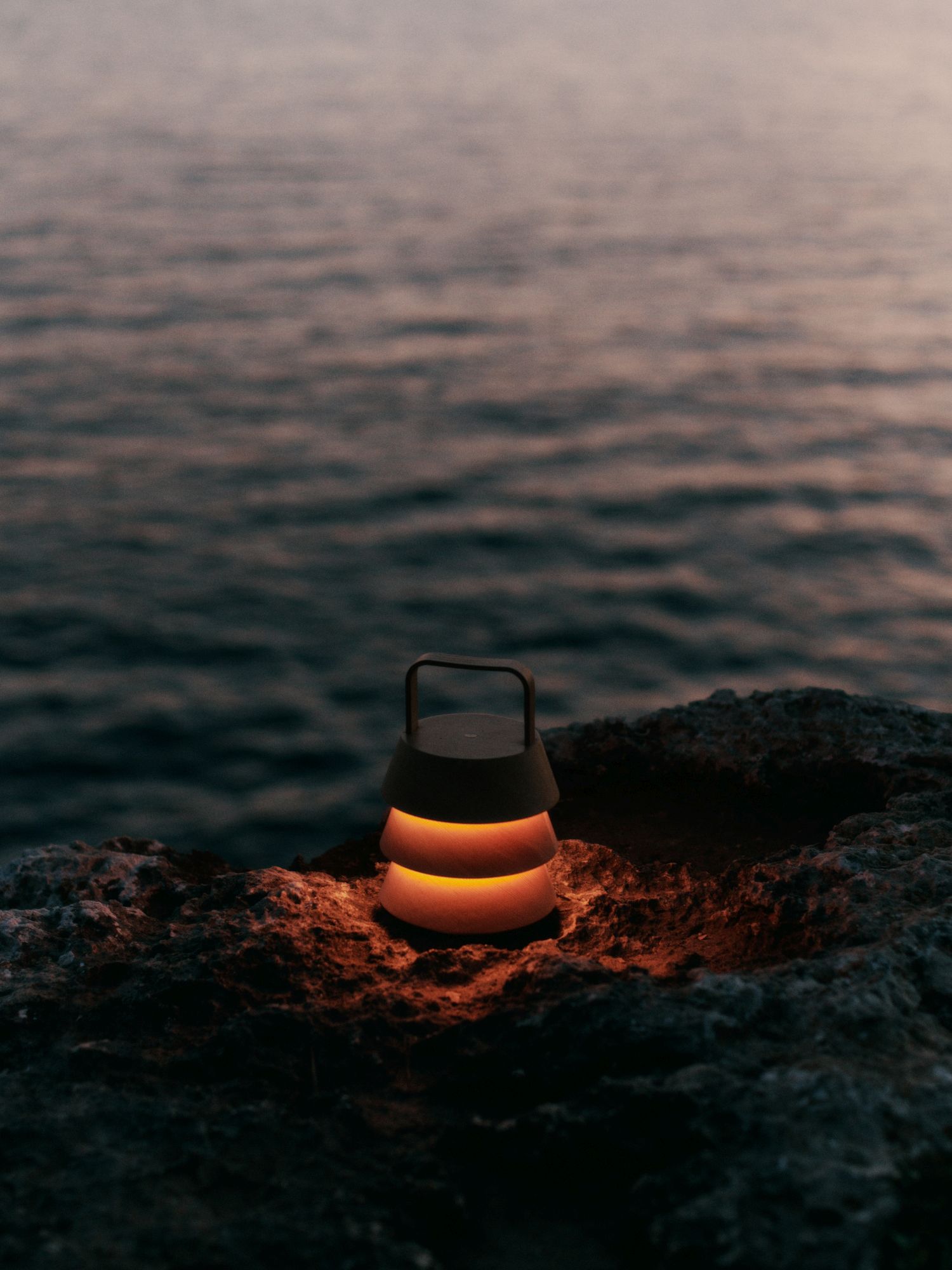 Luver Tischleuchte von Ferm Living, tragbare Lampe mit warmem Licht am Meer.