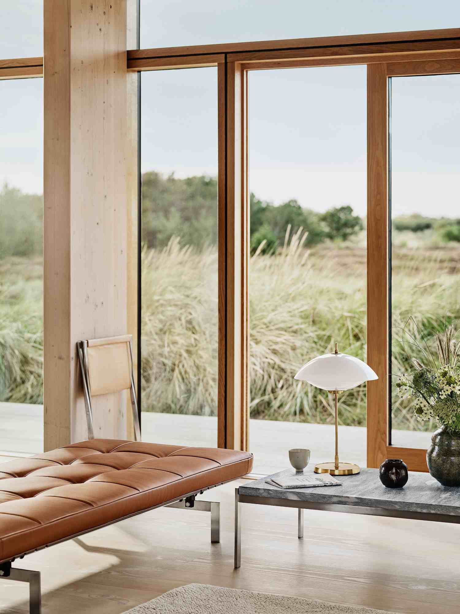 Nahaufnahme der Clam Table Lamp Tischleuchte von Fritz Hansen auf einem Marmortisch.