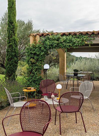 Lorette Beistelltisch von Fermob im Garten. Outdoor Couchtisch Ø 80 cm für Terrasse.
