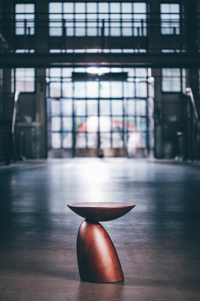 Holztisch Parabel Table von Eero Aarnio Originals, moderner Beistelltisch aus Holz, minimalistisches Design.