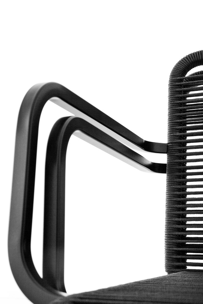 Detailaufnahme: Schwarzer ARIA Armlehnenstuhl von La Palma, stapelbar, für den Außenbereich.