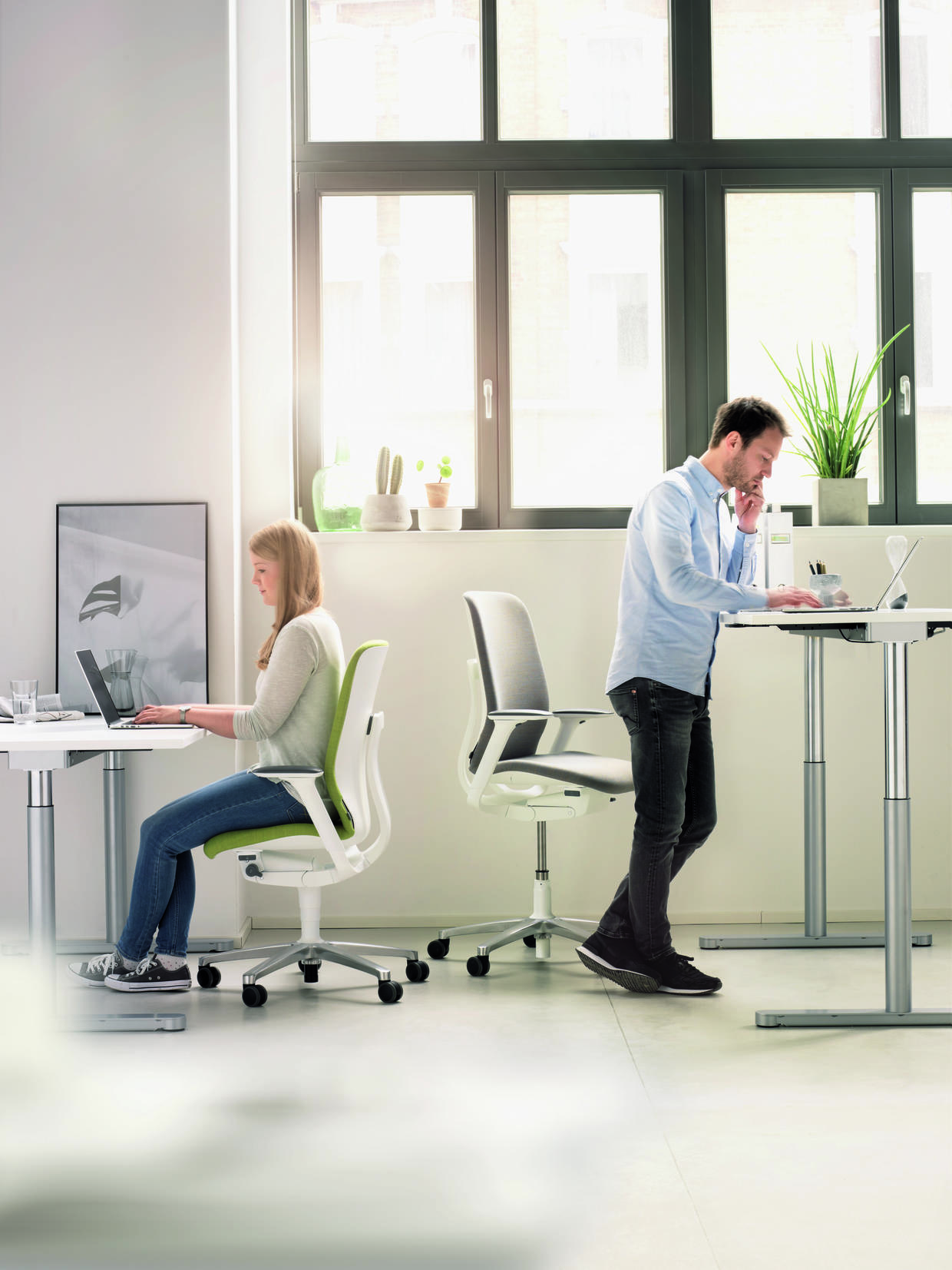 Büro mit Wilkhahn AT Drehstuhl, ergonomischer Bürostuhl für gesundes Sitzen am höhenverstellbaren Schreibtisch.