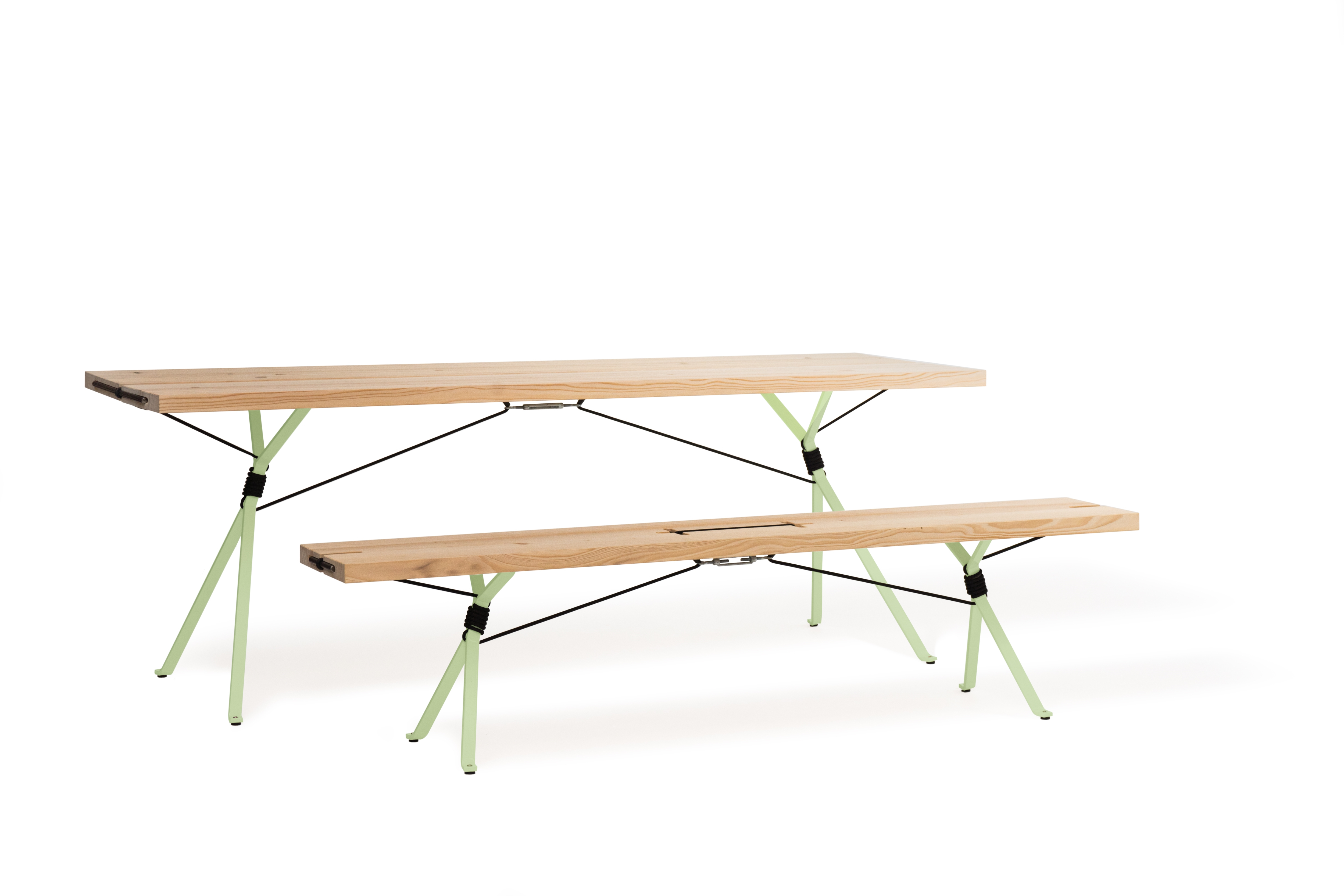 Kampenwand Bank von Moormann: Holzbank mit hellgrünem Gestell und schwarzer Seilkonstruktion, minimalistisches Design.