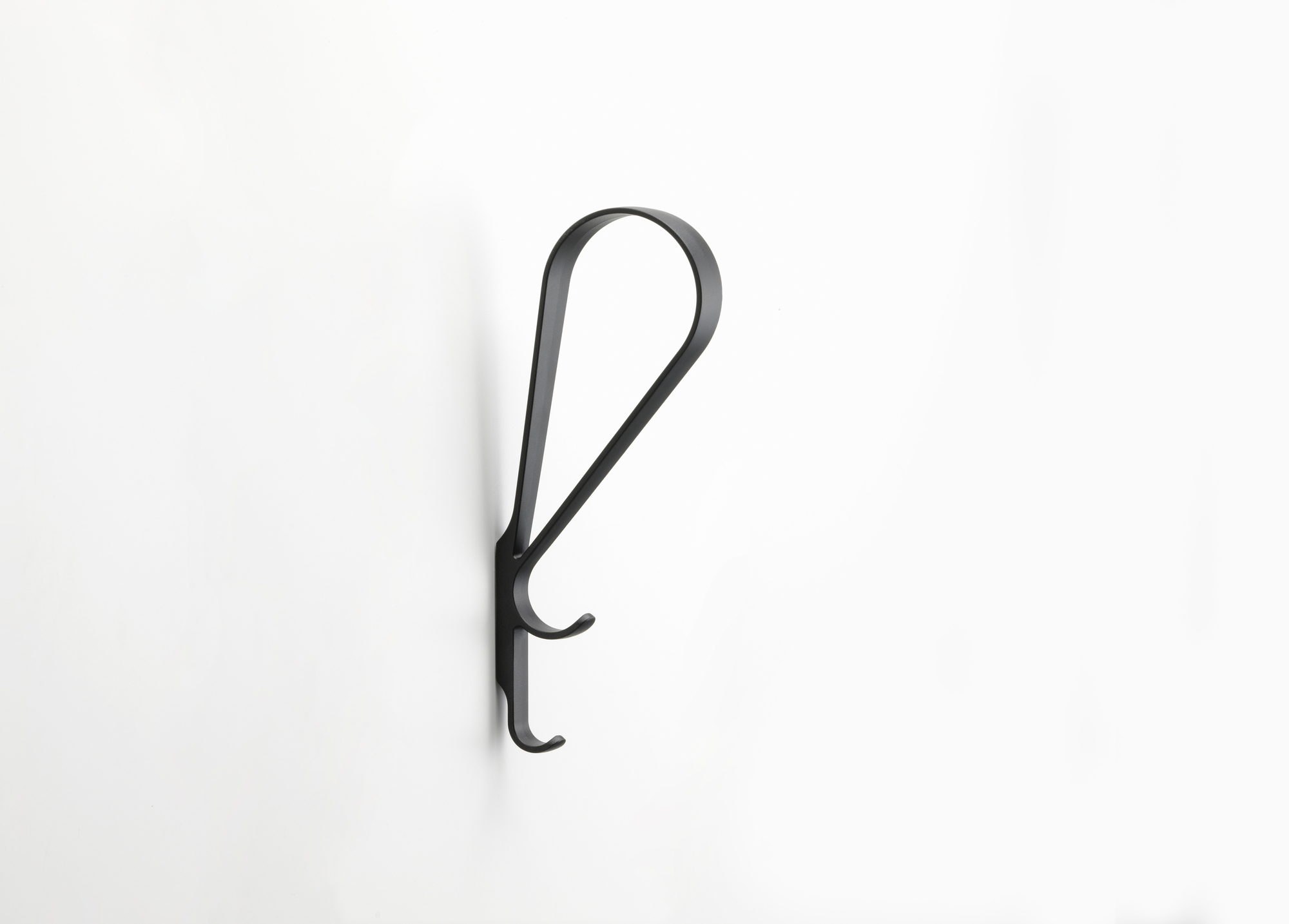 Schwarzer Tupla Wandhaken von Artek an einer weißen Wand, modernes Design mit zwei Haken.