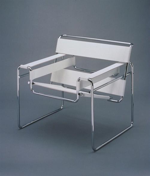 Wassily Sessel von Knoll International mit weißem Bezug und verchromtem Stahlrohr-Gestell.