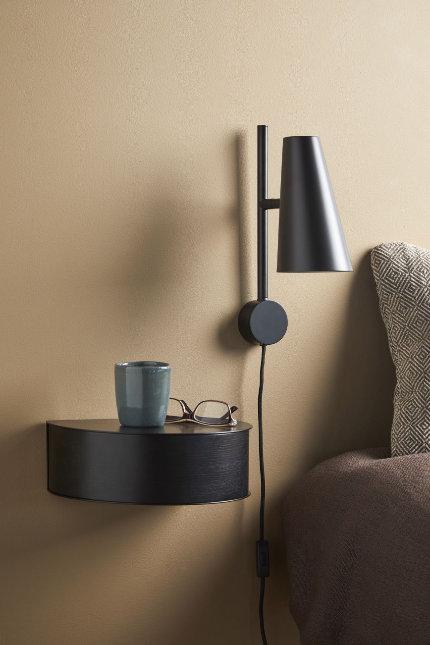 Woud Wallie Wandschublade in Grau-Beige mit Lampe, Tasse und Brille an beiger Wand.