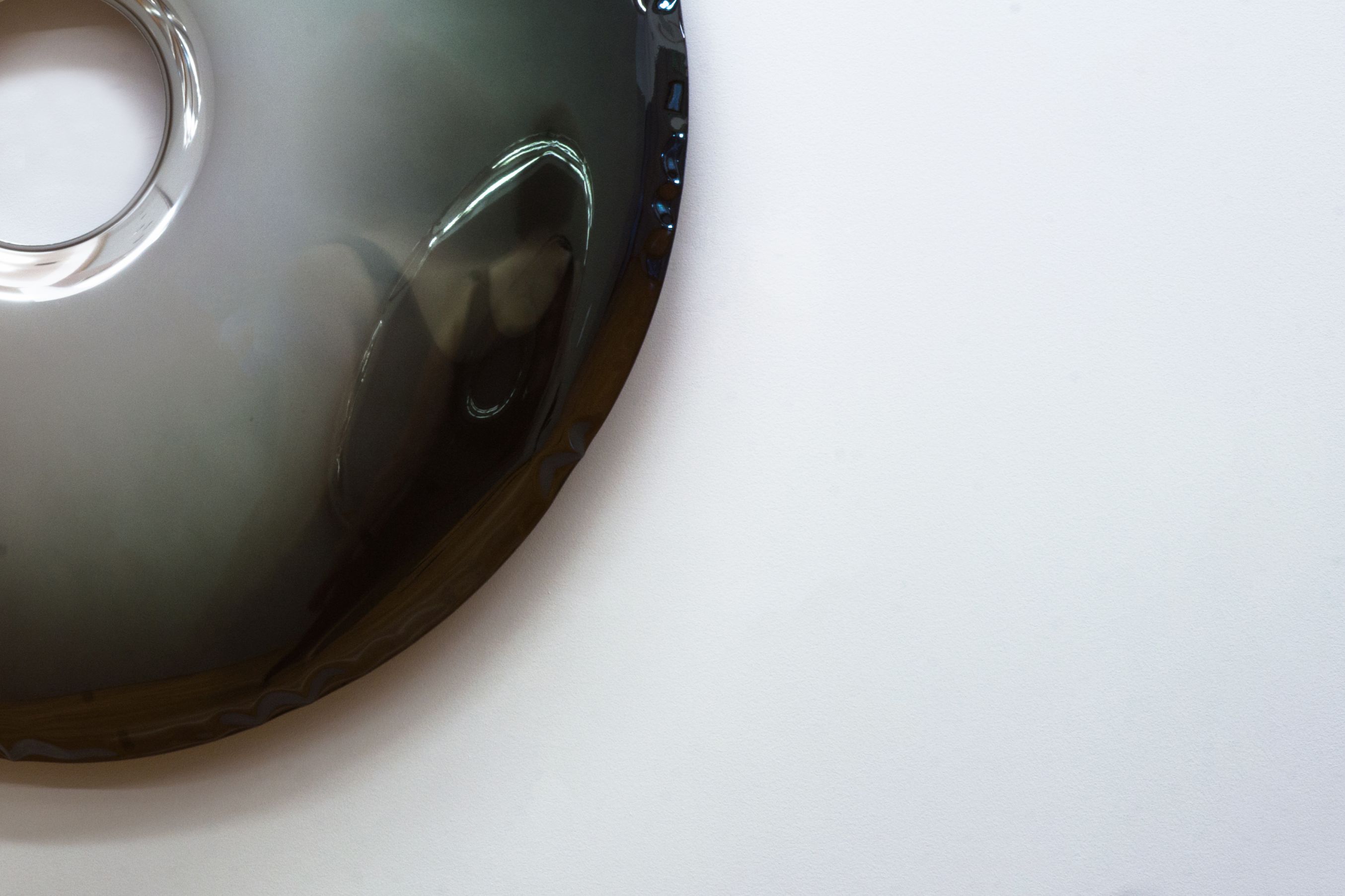 Detailaufnahme der Rondo Wanddekoration von Zieta in dunklem Metallic-Farbton. Designobjekt für moderne Innenräume.