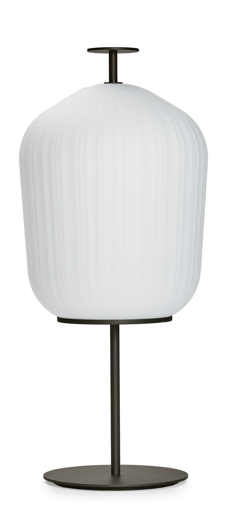 Plissée Stehleuchte von ClassiCon: Moderne Bodenleuchte mit weißem Schirm und Messing-Gestell.