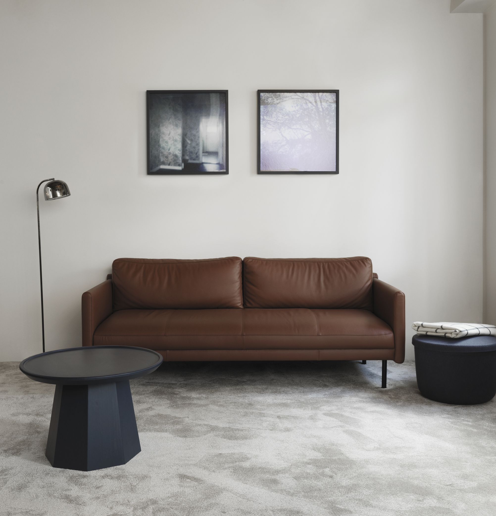 Braunes Rar Sofa 3-Sitzer von Normann Copenhagen im Wohnzimmer mit Beistelltisch und Hocker.