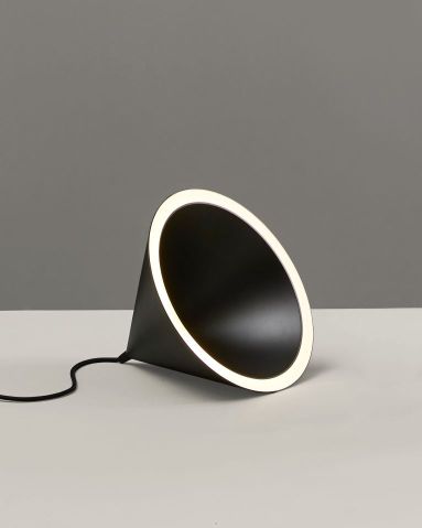 Annular Pendelleuchte von Woud, schwarze Kegelform mit LED-Lichtring, moderne Innenbeleuchtung.