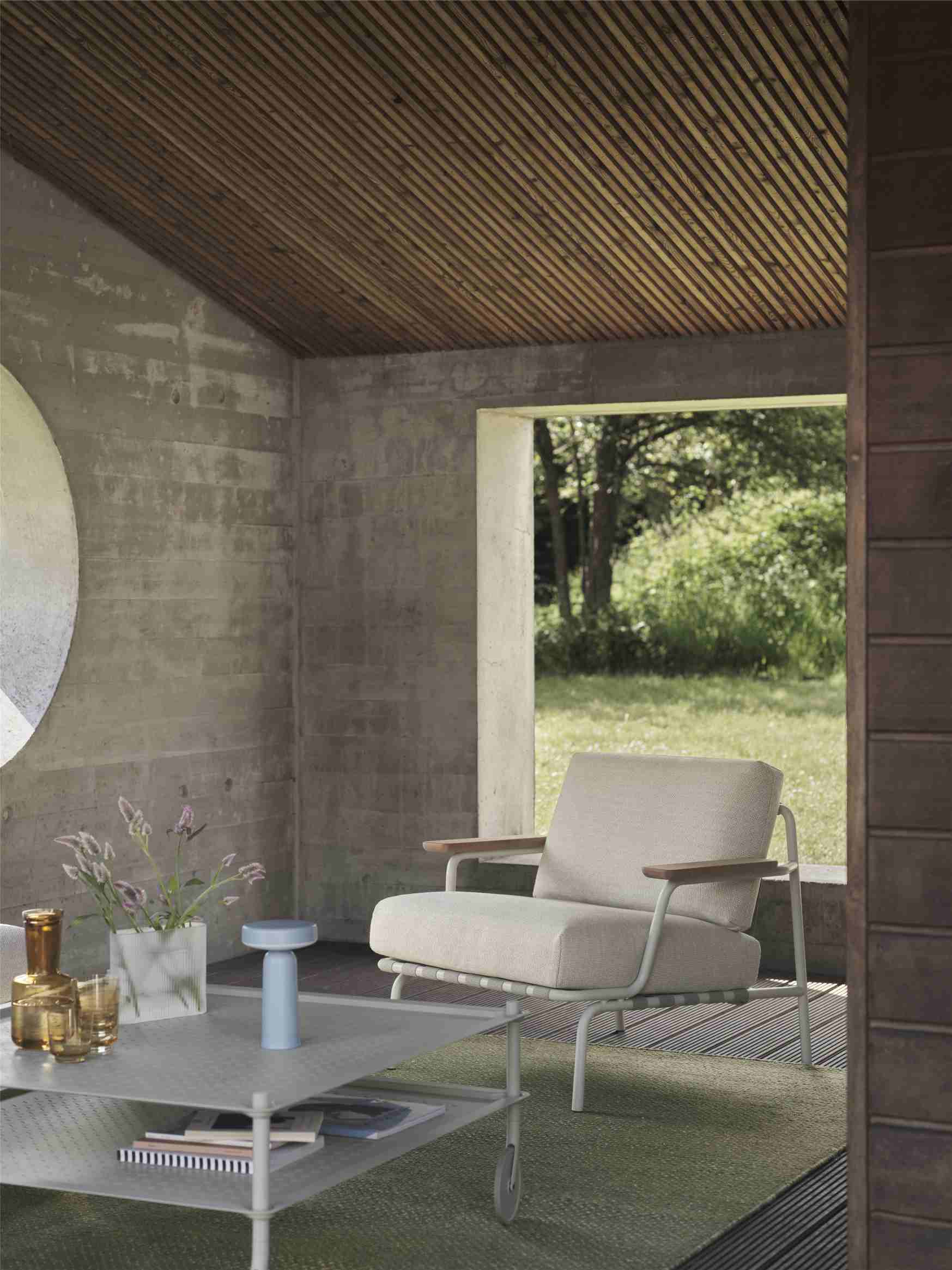 Ridge Vase Muuto Milchglas Hellblau H 35 cm