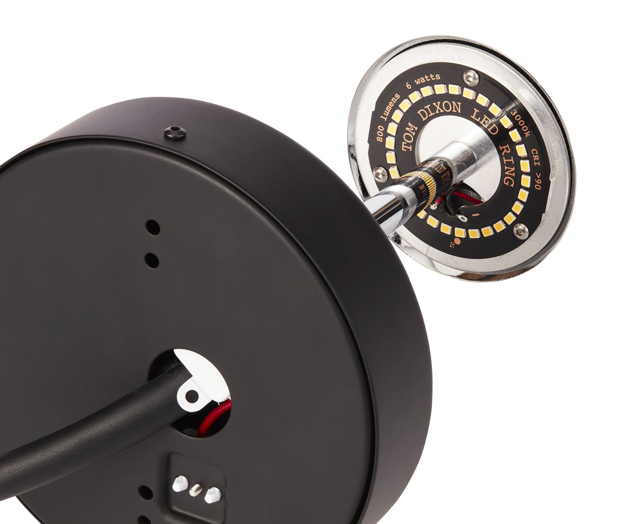 Detailaufnahme der Tom Dixon Void Surface LED-Wandleuchte in Chrom, modernes Design für stilvolle Innenraumbeleuchtung.