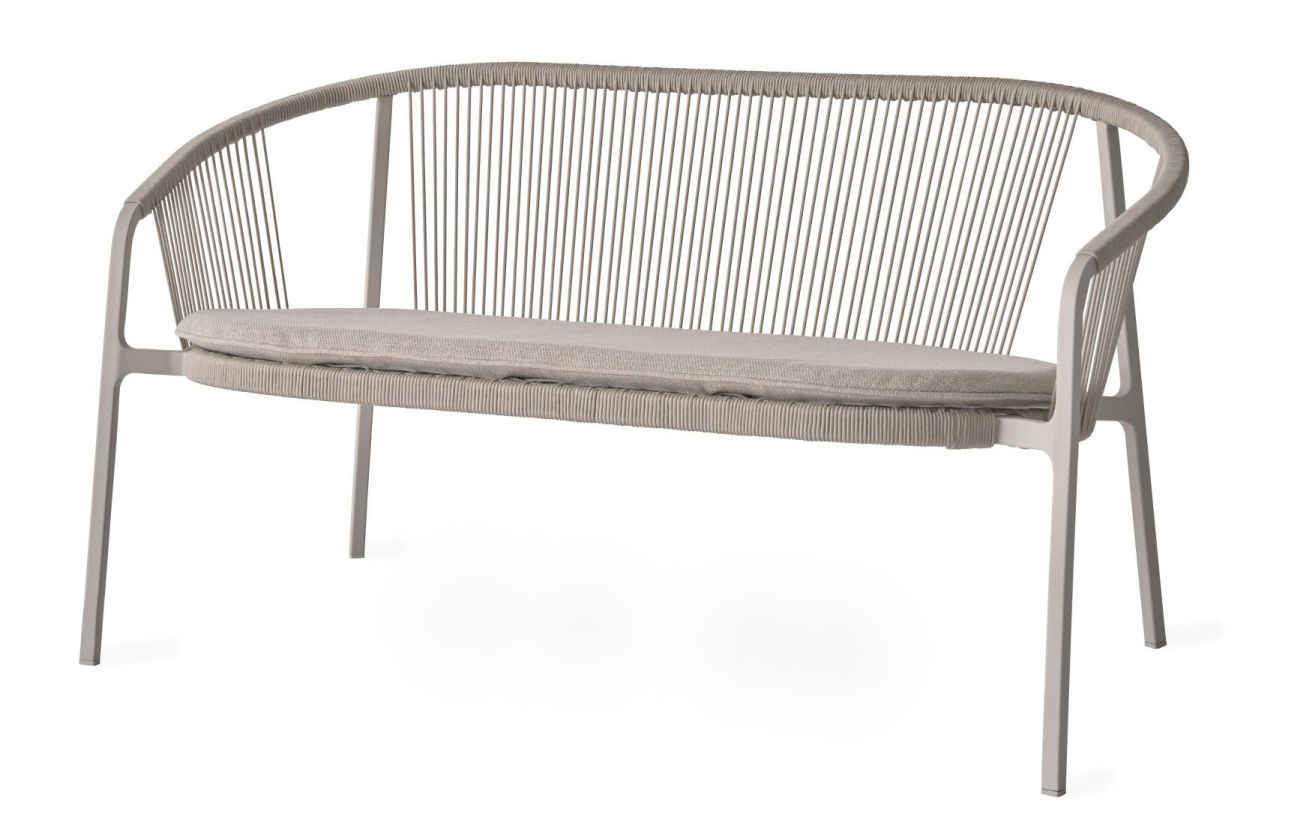 Lagrasse Zweisitzer Sofa von Vipp: Elegantes Outdoor Sofa mit grauem Polster und Seil-Design.