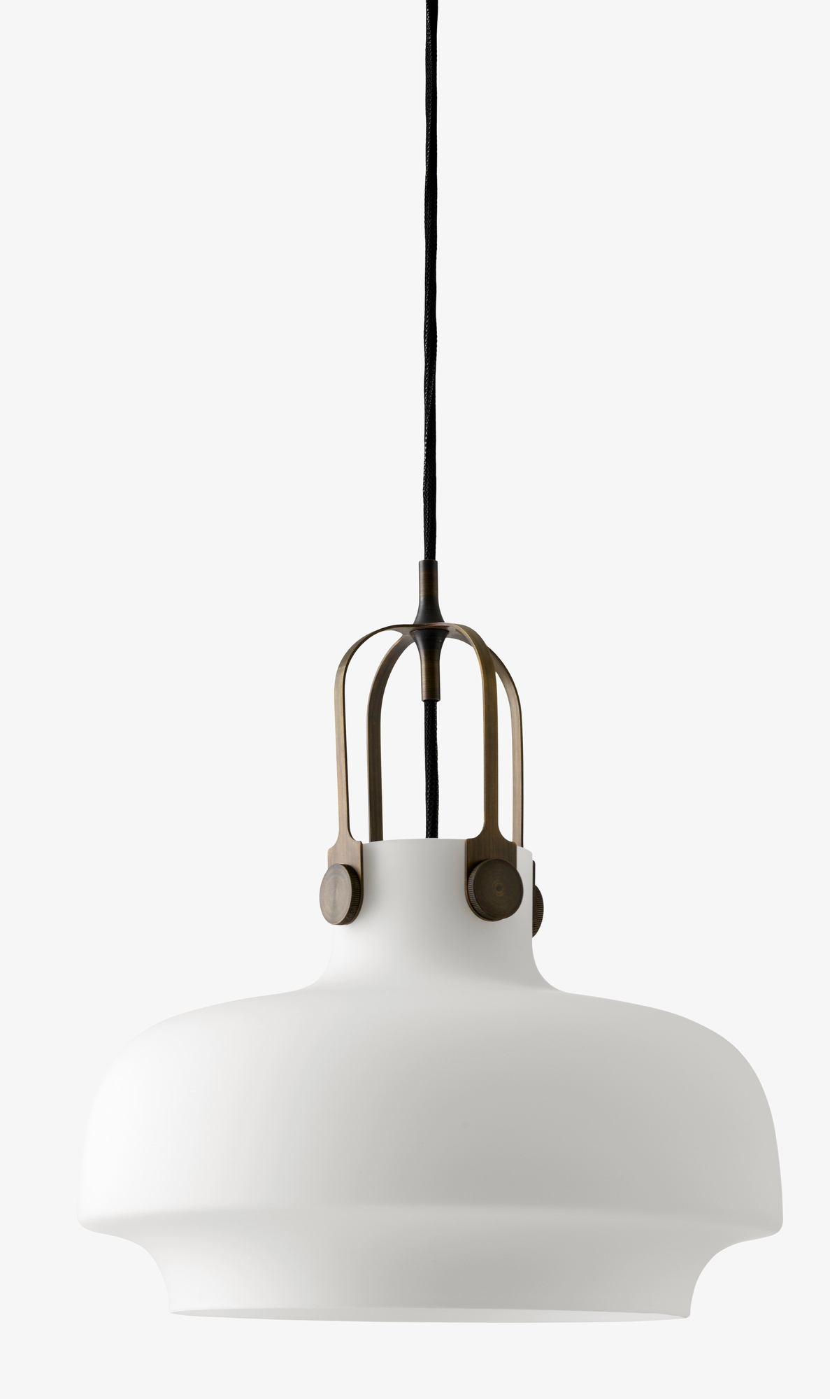 Weiße Copenhagen Pendelleuchte von AndTradition mit Messingdetails und schwarzem Kabel. Moderne Hängelampe für Wohnraum.