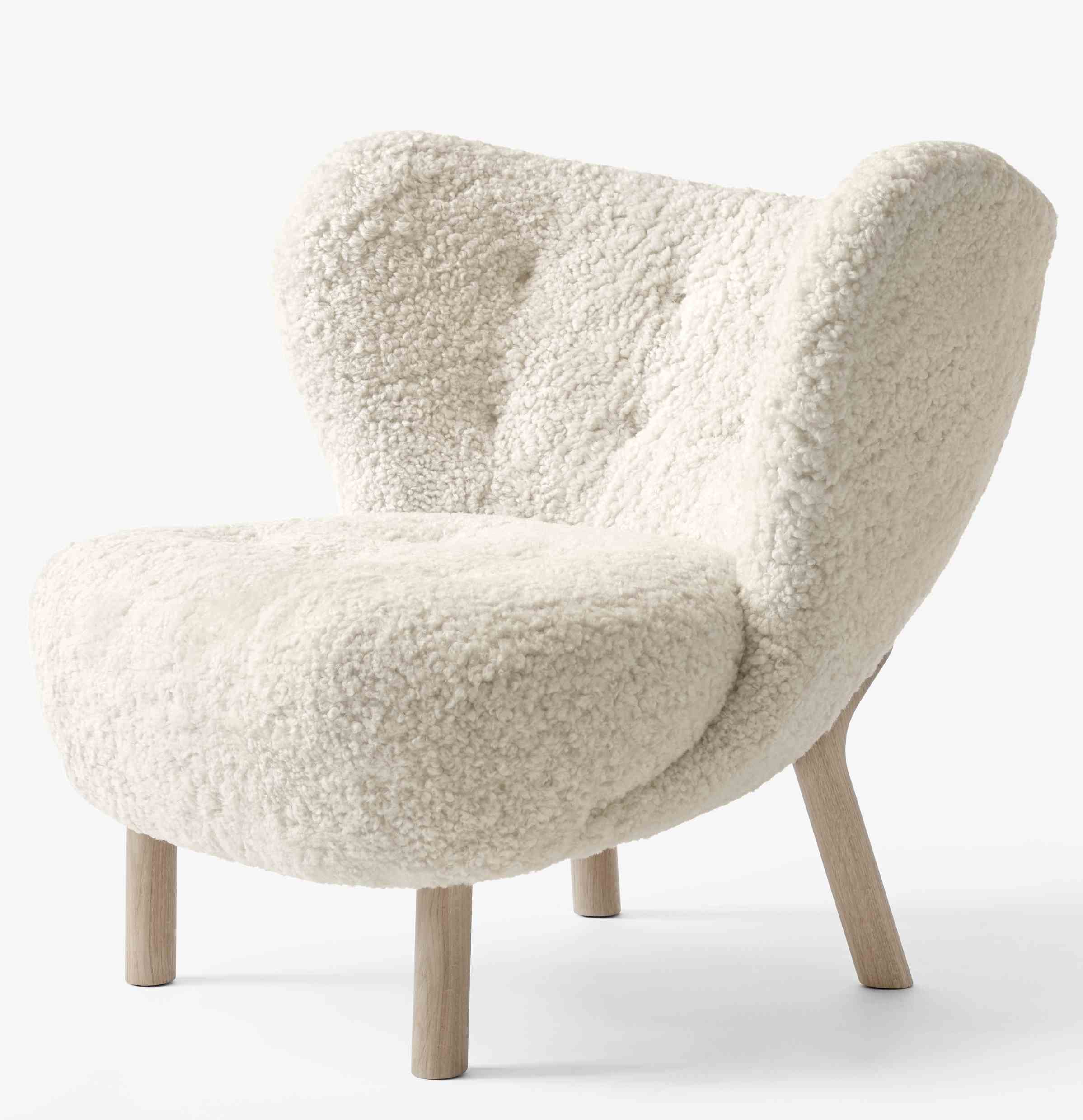 AndTradition Little Petra Sessel VB1 mit hellem Schaffell und Holzbeinen. Loungesessel Design.