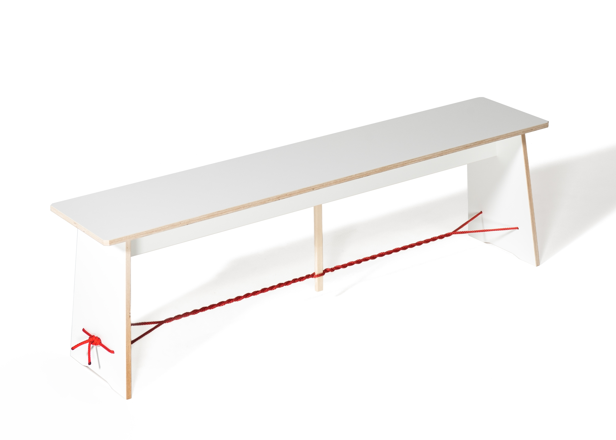 Langer Max Sitzbank von Moormann, 90 cm, weiß mit rotem Seil als Stabilisierung.