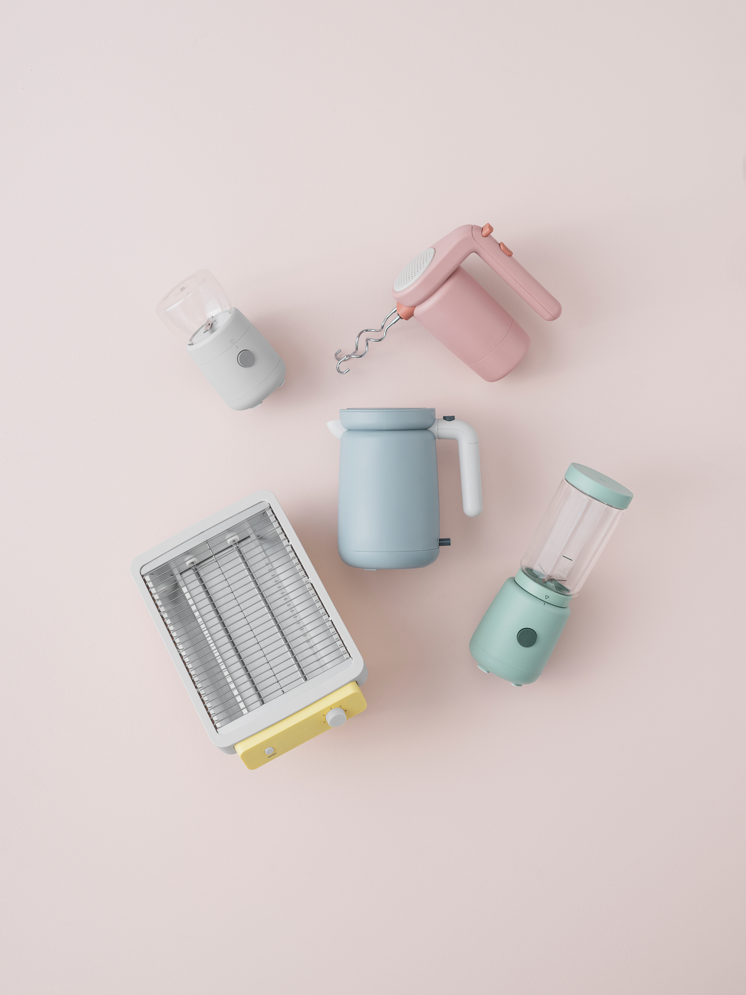 Hellrosa RIG TIG by Stelton Handmixer, Toaster, Wasserkocher und Mini-Mixer auf rosa Hintergrund.