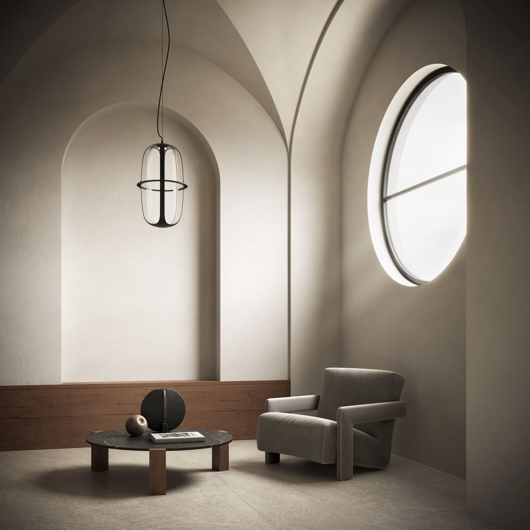 Moderne Kooi Pendelleuchte Kdln in stilvollem Interieur mit Sessel und rundem Fenster.