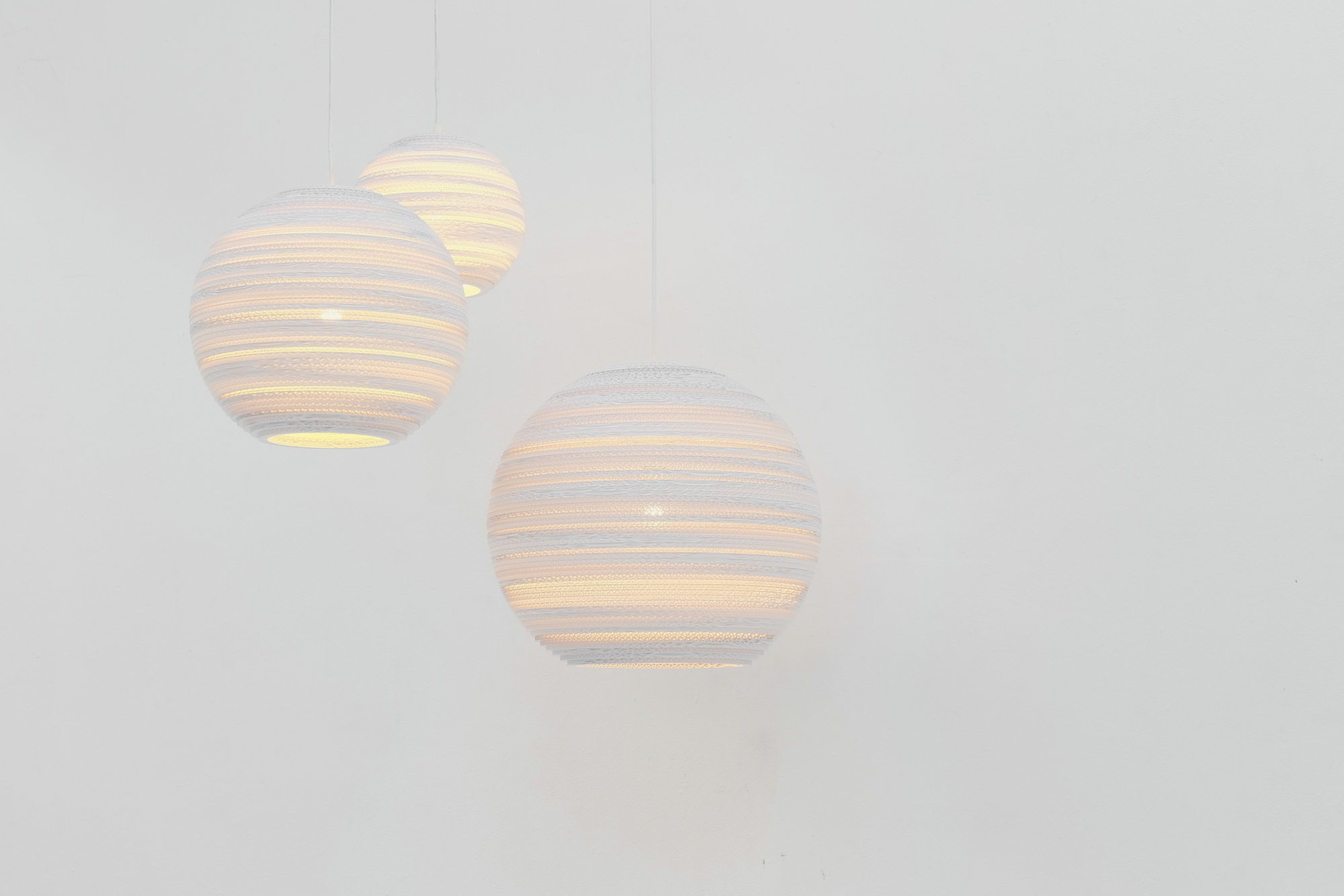 Drei Scraplights Moon Hängeleuchten von Graypants in Weiß, runde Form, modernes Design.