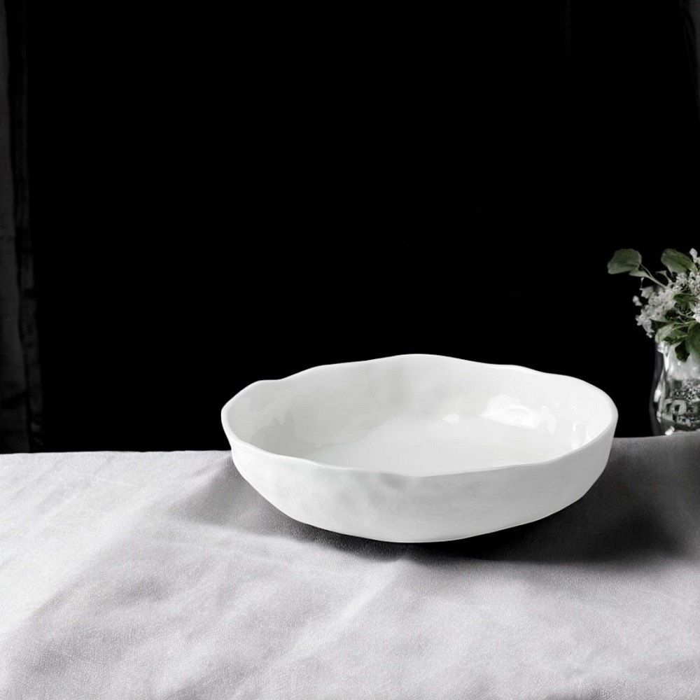 Weiße Räder Porzellan Schale "Genuss" auf Leinentisch, ideal für Salate und Desserts.