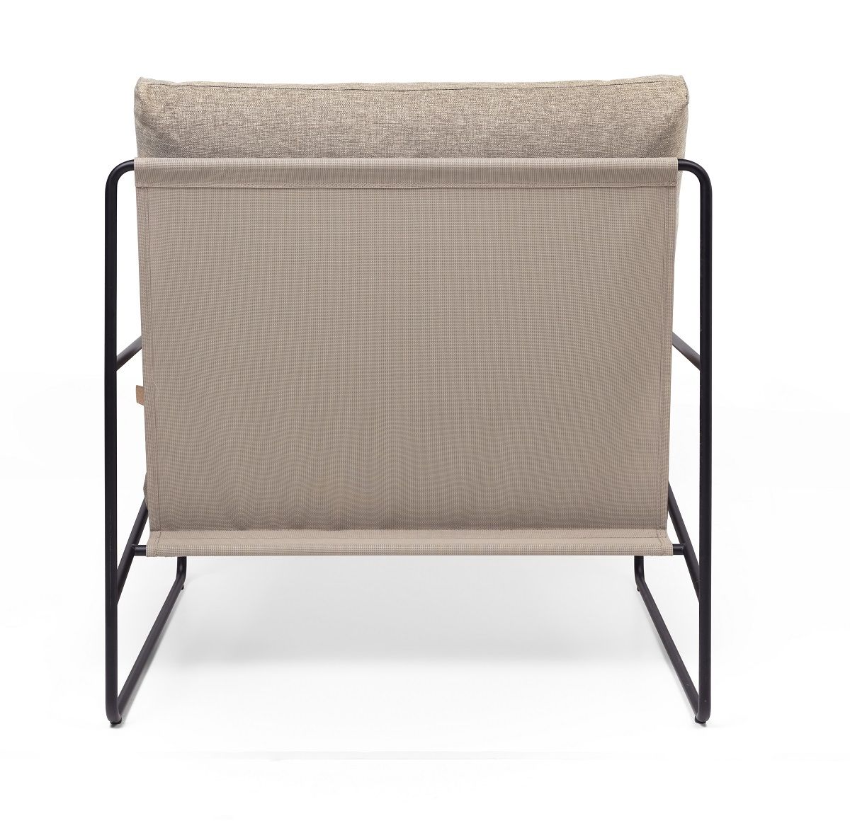 Rückansicht des Ferm Living Desert Outdoor Sofas, ein beiger 1-Sitzer Loungesessel mit schwarzem Metallgestell.