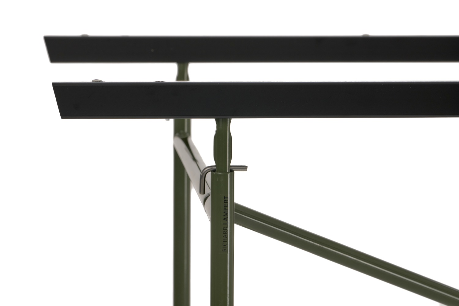 Detailaufnahme: Richard Lampert Eiermann Tischgestell Plattenträger (2 Stück), Tischbau, Möbeldesign, grüne Metallstruktur.