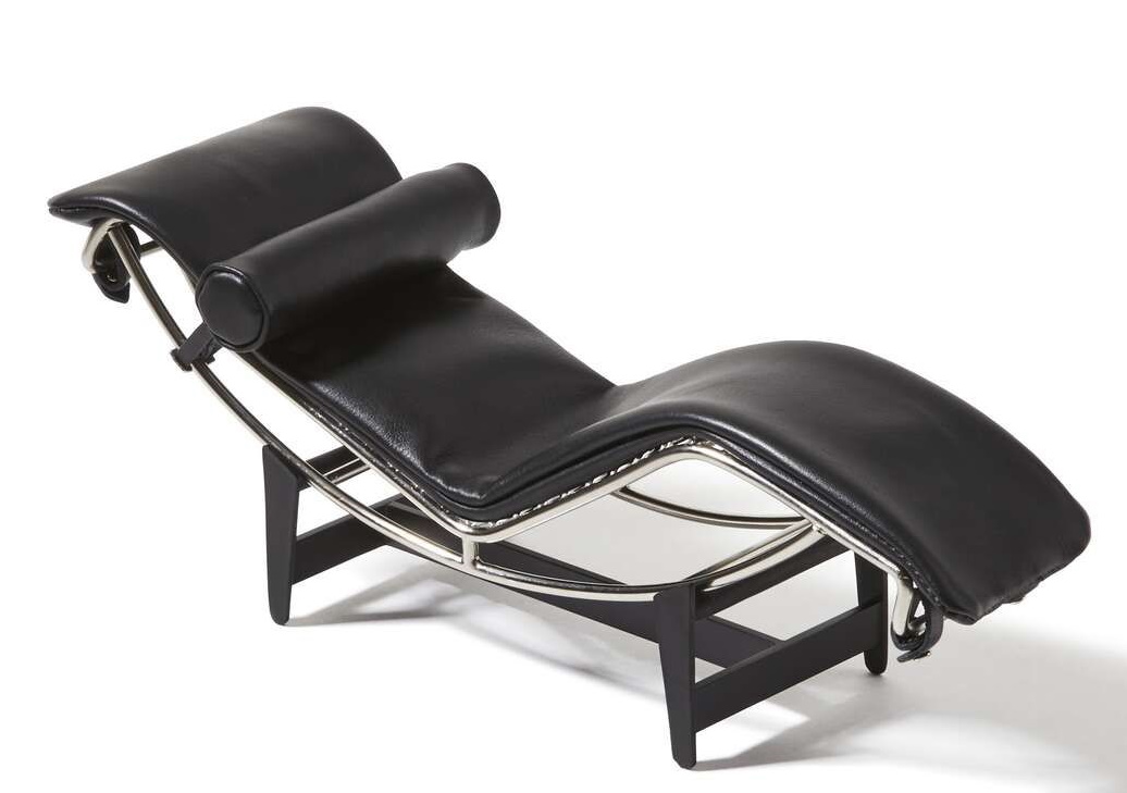 Schwarze Cassina LC4 Liege Miniatur mit Lederbezug und verchromtem Stahlgestell. Designklassiker für stilvolles Wohnen.