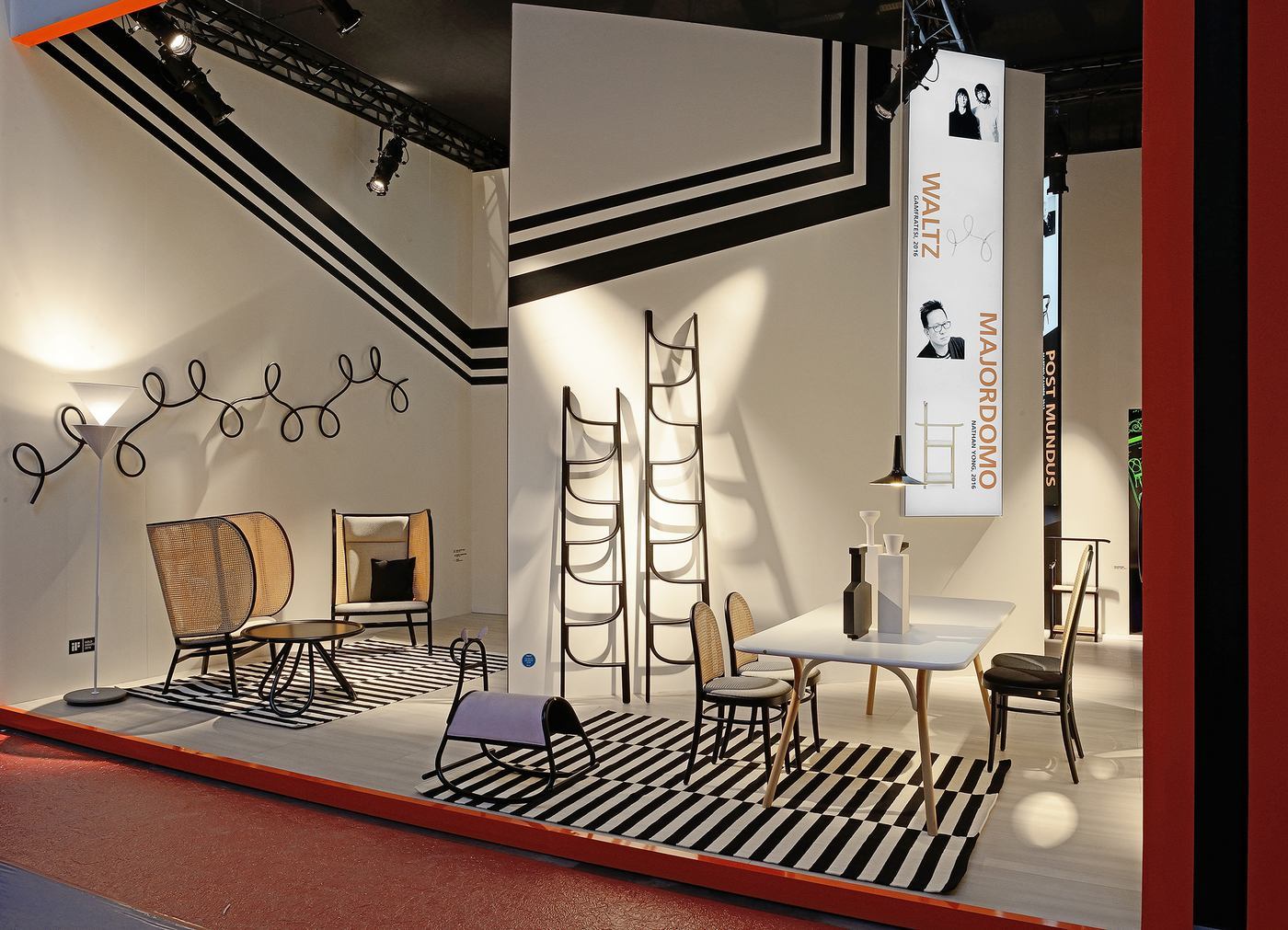 Ausstellungsraum mit Möbeln im Wiener GTV Design, darunter ein Schaukelpferd und Rattanstühle.