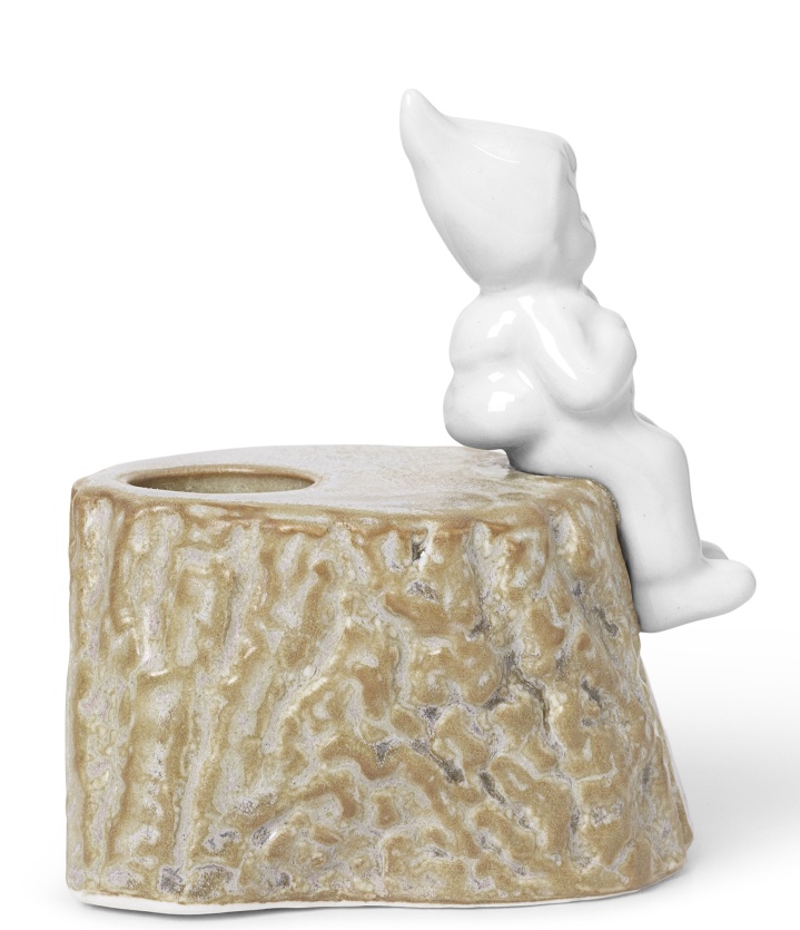 Weißer Wichtel sitzt auf Baumstumpf-Kerzenhalter "Christmas Tales" von Kähler, festliche Weihnachtsdekoration.