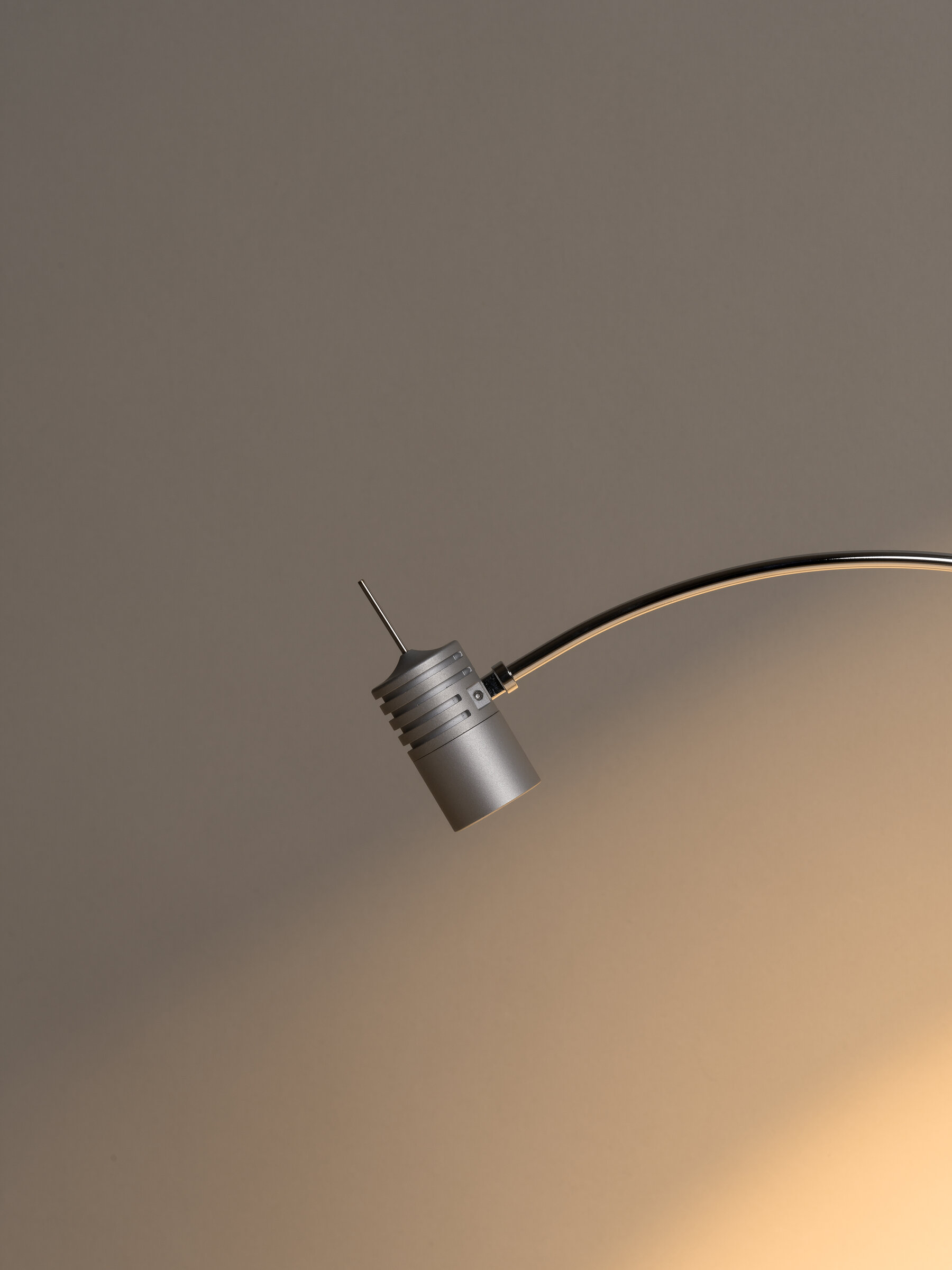 Nahaufnahme der Bib Luz Tischleuchte von Santa & Cole in Aluminium Grau. Designleuchte.